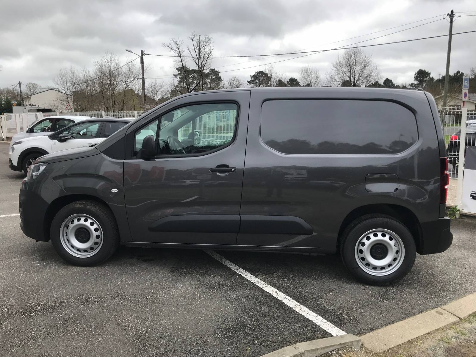 trouver un véhicule de direction à parempuyre proche mérignac en utilitaire leger style berlingo