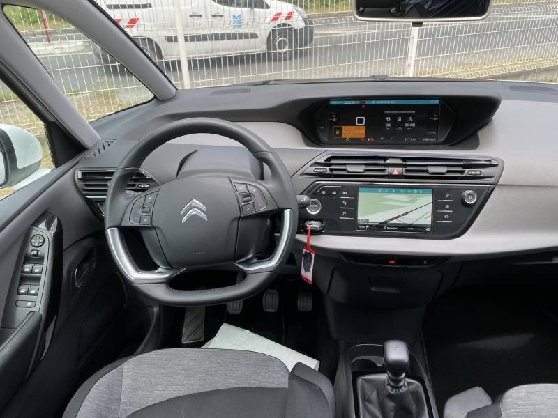 Commander à distance au garage citroen brice parrempuyre un c4 picasso essence disponible de suite