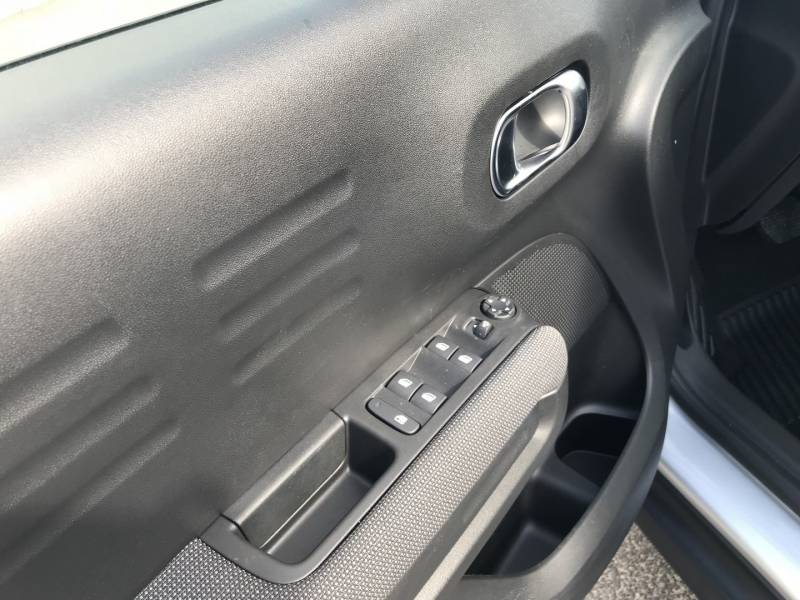 reserver citroen c3 aircross shine  bluehdi 100 gris avec toit noir au garage citroen brice à parempuyre proche blanquefort